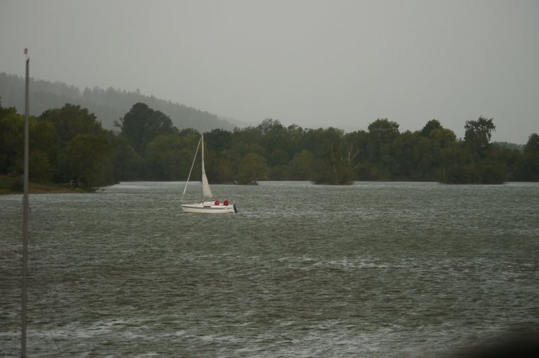 Erste Böen fegen über den See