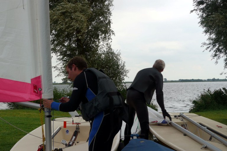 ....und die Lasersegler machen sich und ihre Boote startklar