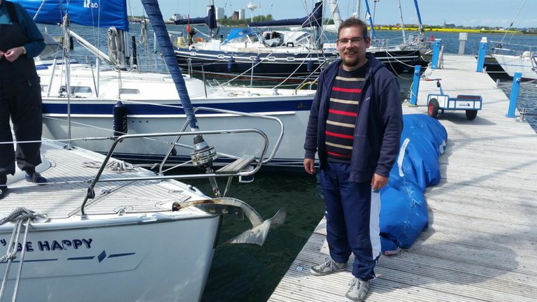 Erleichterer Skipper nach dem ersten Anlegemanöver