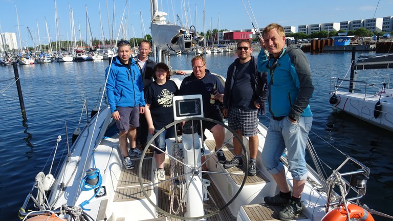 Die Crew der Scary Mary beim Anleger in Burg-Tiefe