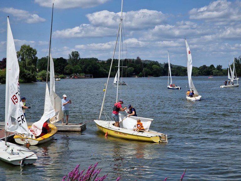 Zum Abschluss die Bruchsteinregatta bei viel Wind