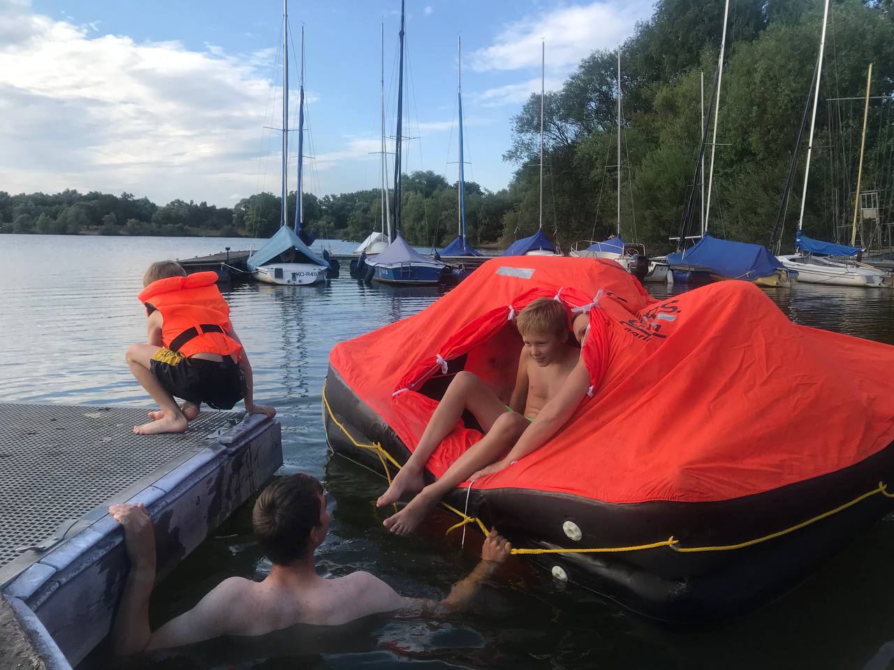 Passen wirklich 6 Personen in die Rettungsinsel?